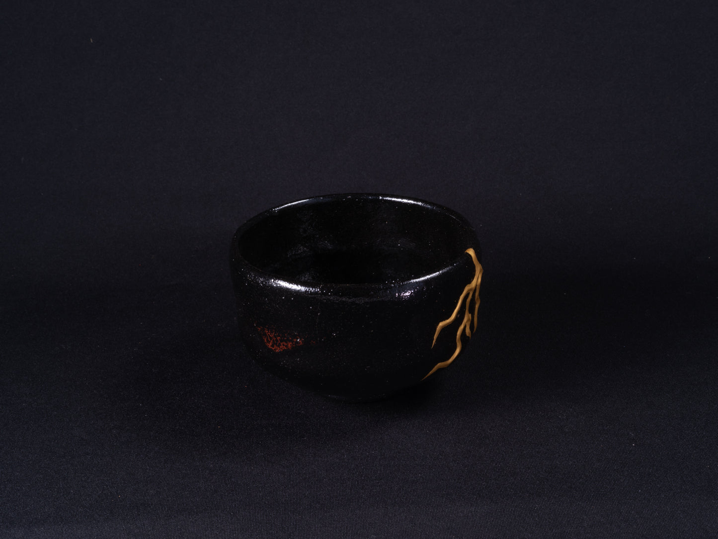 黒樂茶碗 デザイン金継ぎ 銘「稲妻」 Black Raku Tea Bowl “INAZUMA”