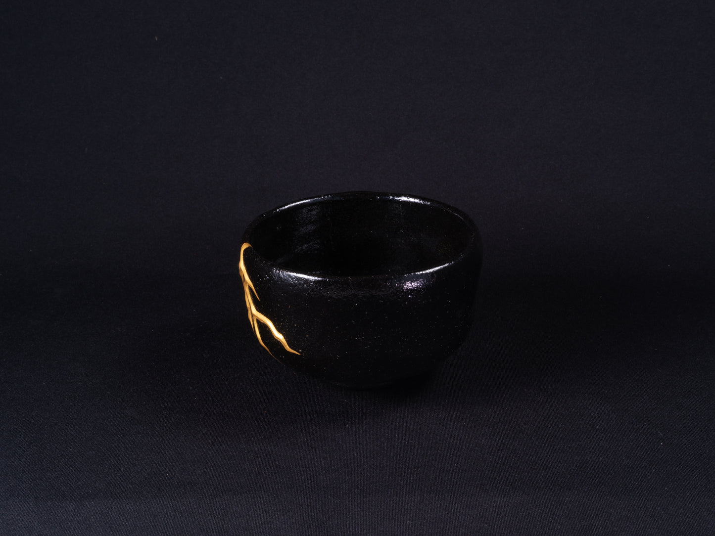 黒樂茶碗 デザイン金継ぎ 銘「稲妻」 Black Raku Tea Bowl “INAZUMA”